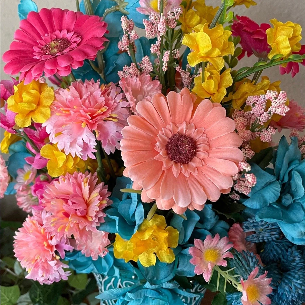 Cute colorful silk arrangement in a resin decorative boot. 🌺